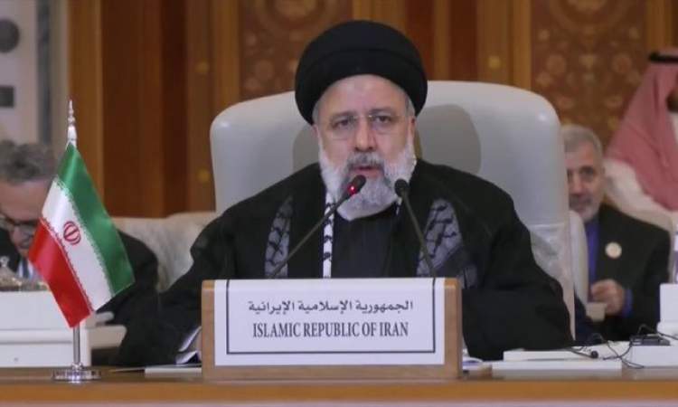 الرئيس الايراني يوجه صفعة للانظمة الخليجية بارتدائه الكوفية ..ما السر ورائها?