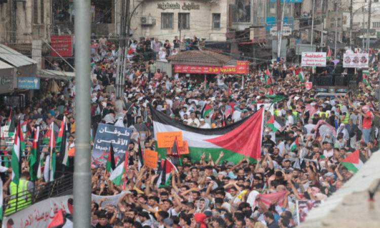 شاهد/ هتافات تظاهرة حاشدة في عمان توجه التحية للصواريخ اليمنية