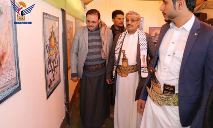 عضو السياسي الأعلى السامعي يزور المعرض التشكيلي الأول لنصرة فلسطين بصنعاء