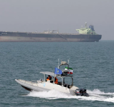 إيران تحتجز سفينة أجنبية تحمل وقود مهرب