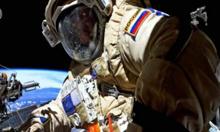 قضى أكثر من 878 يوما.. رائد فضاء روسي يحطم رقم قياسي للبقاء خارج الأرض
