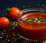 دراسة: عصير الطماطم يقتل بكتيريا خطيرة "ترعب الأحشاء"