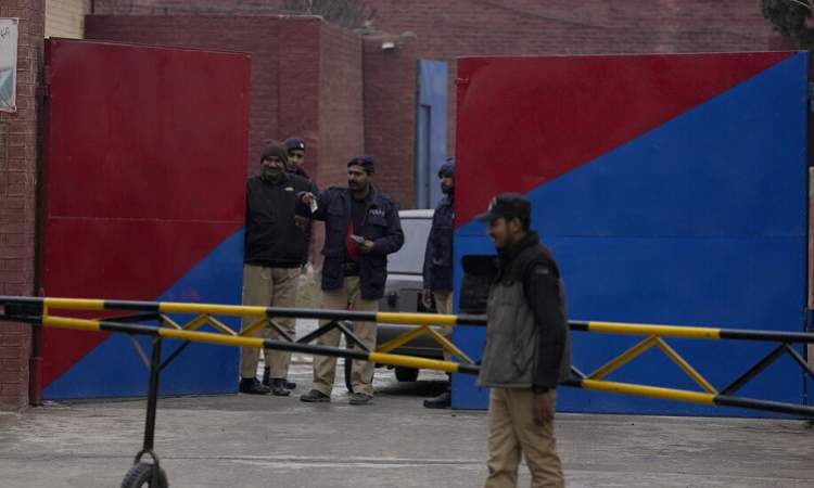 مقتل 10 من رجال الشرطة في باكستان بهجوم مسلح