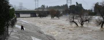 عاصفة تقتل 3 اشخاص وتتسبب بفيضانات ضخمة في كاليفورنيا الامريكية 