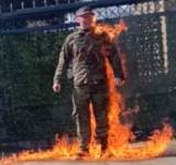 جندي امريكي يضرم النار في نفسه ويدعو الى تحرير فلسطين (فيديو)