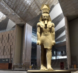 مصر تعلن اكتشاف تمثال جديد لرمسيس الثاني 