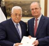 عباس يكلف مصطفى لتشكيل حكومة فلسطينية جديدة