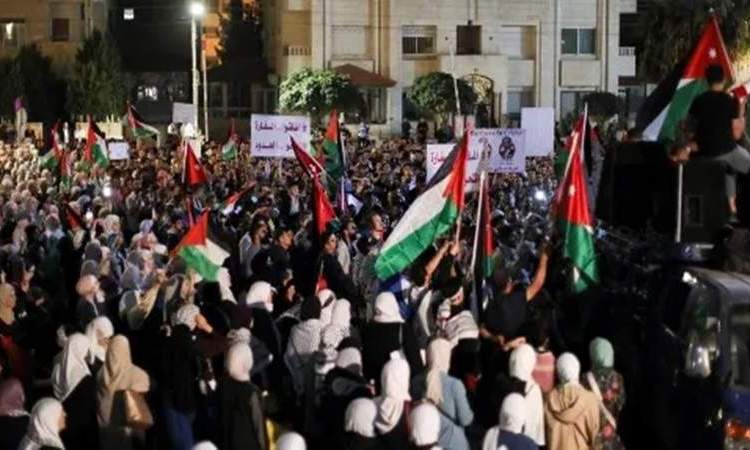 الأردنيون يحتشدون أمام سفارة العدو تضامنا مع فلسطين