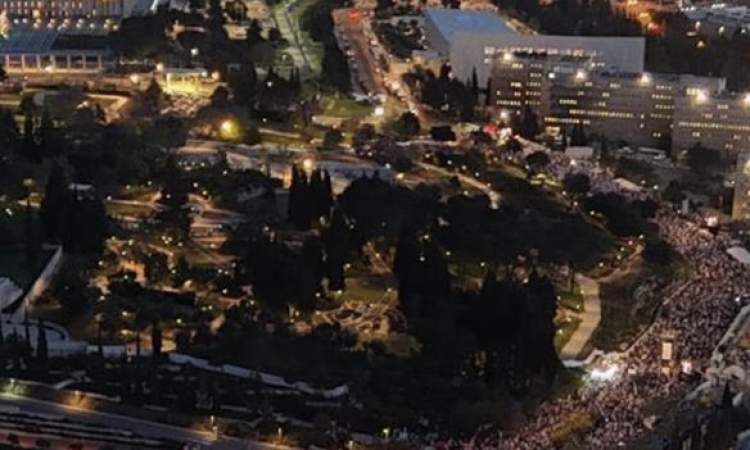 الآلاف يتظاهرون أمام الكنيست للمطالبة باستقالة حكومة نتنياهو