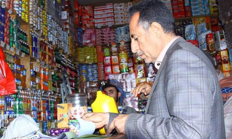 صنعاء.. مكتب الصناعة يضبط 135 مخالفة تموينية خلال مارس الماضي