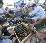 مصرع مواطن في عدن خلال تفحصه قنبلة اشترها من بائع سلاح متجول 