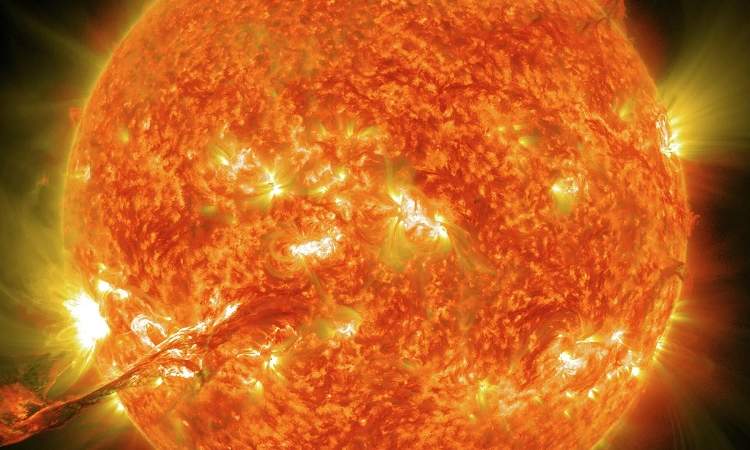 توقعات بعاصفة مغناطيسية على الارض بعد اربعة انفجارات نادرة على الشمس