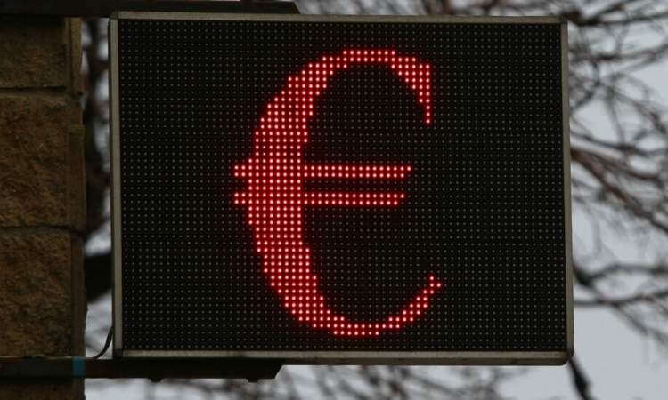 اليورو يتراجع أمام الروبل الروسي إلى دون 99 روبلا
